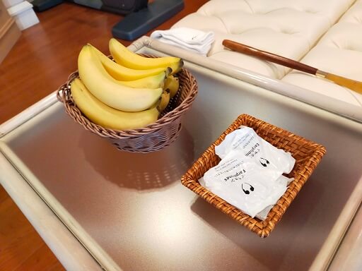 リッツカールトン大阪フィットネスジムのバナナとイヤホン
